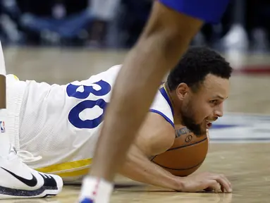 Pemain Golden State Warriors, Stephen Curry (30) jatuh saat berebut bola dengan pemain Los Angeles Clippers pada laga NBA basketball game di Staples Center, Los Angeles, (6/1/2018). Warriors 121-105. (AP/Alex Gallardo)