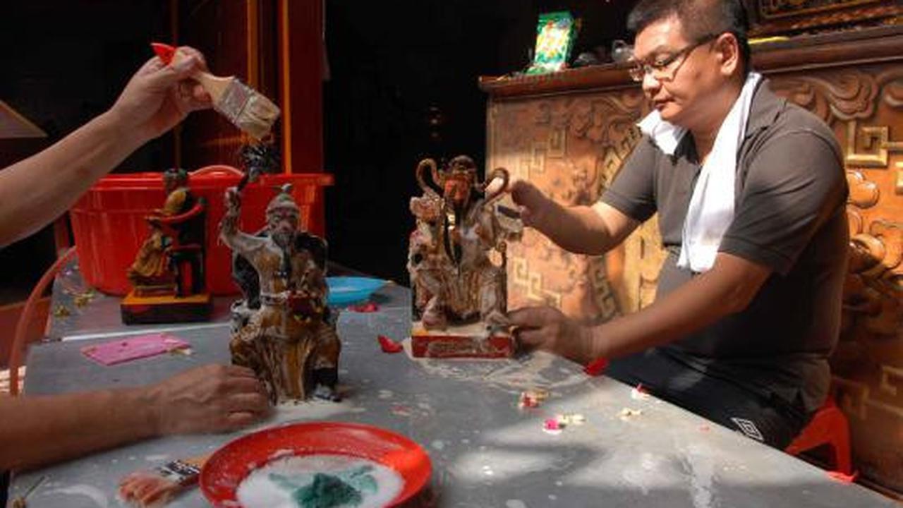 Memandikan patung dewa jelang perayaan Imlek