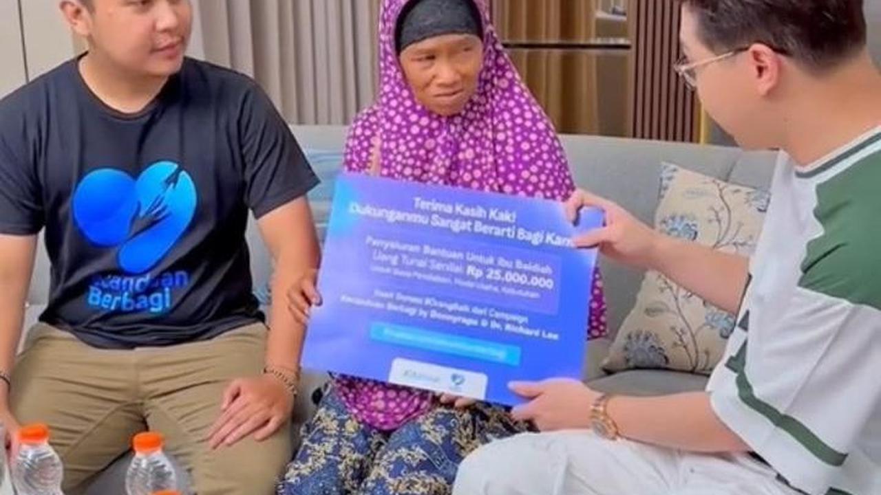 Datang ke podcast dr. Richard, Ibu Mbal juga mendapat donasi sebesar 25 juta rupiah. Uang ini diberikan langsung oleh dr. Richard untuk memenuhi kebutuhan sehari-hari dan dijadikan modal usaha.