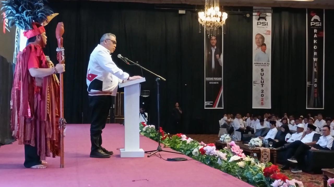 Ketua Harian PSI Ahmad Ali saat membuka Rakorwil PSI Sulut