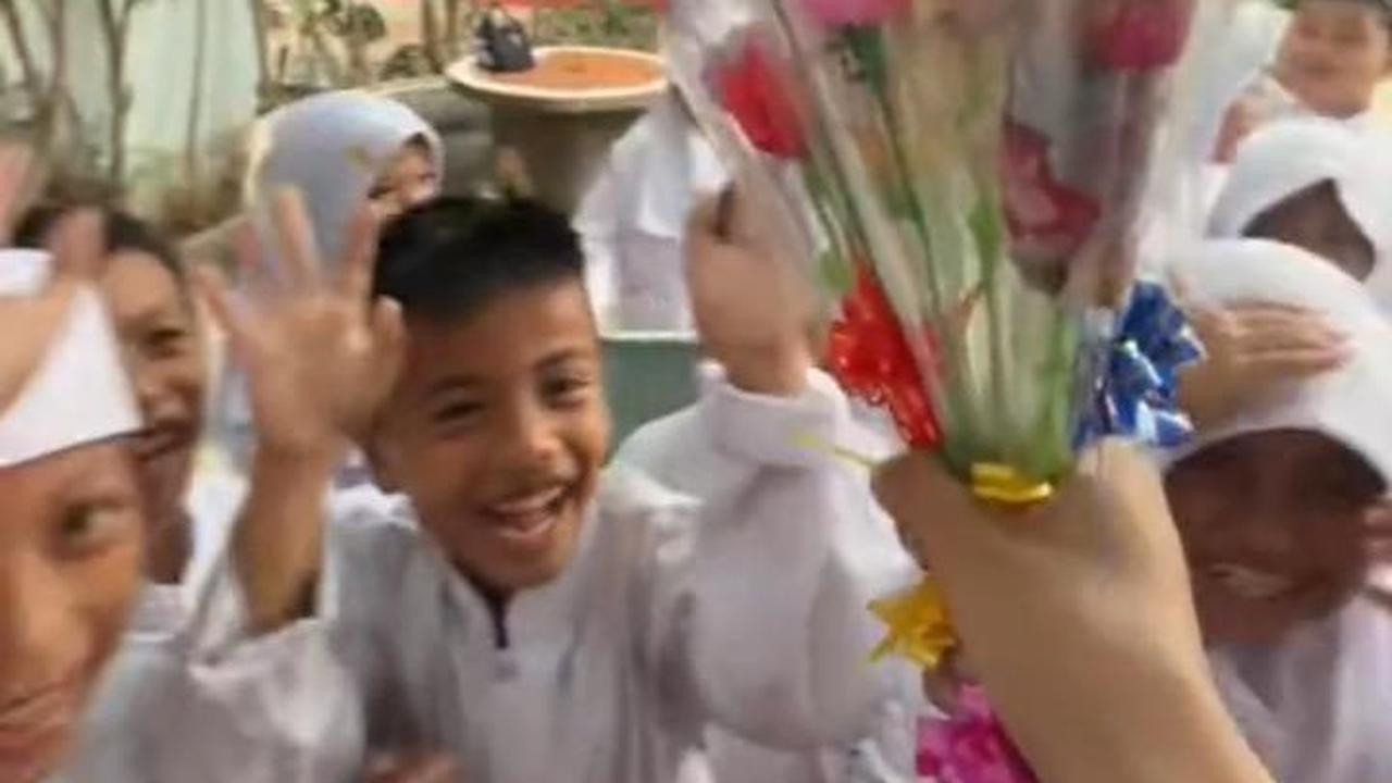 Aksi Siswa SD Beri Kejutan untuk Gurunya di Momen Hari Guru Ini Viral, Bikin Gemas Warganet