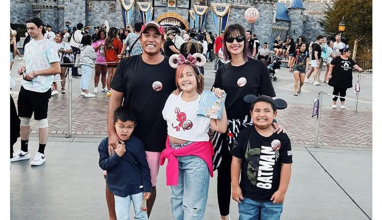 Seperti inilah penampilan stylish Nia Ramadhani saat liburan ke Disneyland bareng keluarga yang netizen sebut mirip Lisa BLACKPINK. Setuju? (Instagram/ramadhaniabakrie).