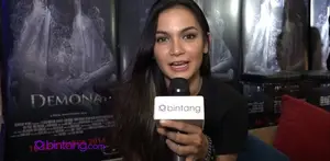 Kia Poetri ikut mendapatkan peran tomboy di film ‘Demona’. Ternyata dikehidupan nyatanya, ia dijuluki tomnit (tomboy genit) oleh keluarganya.