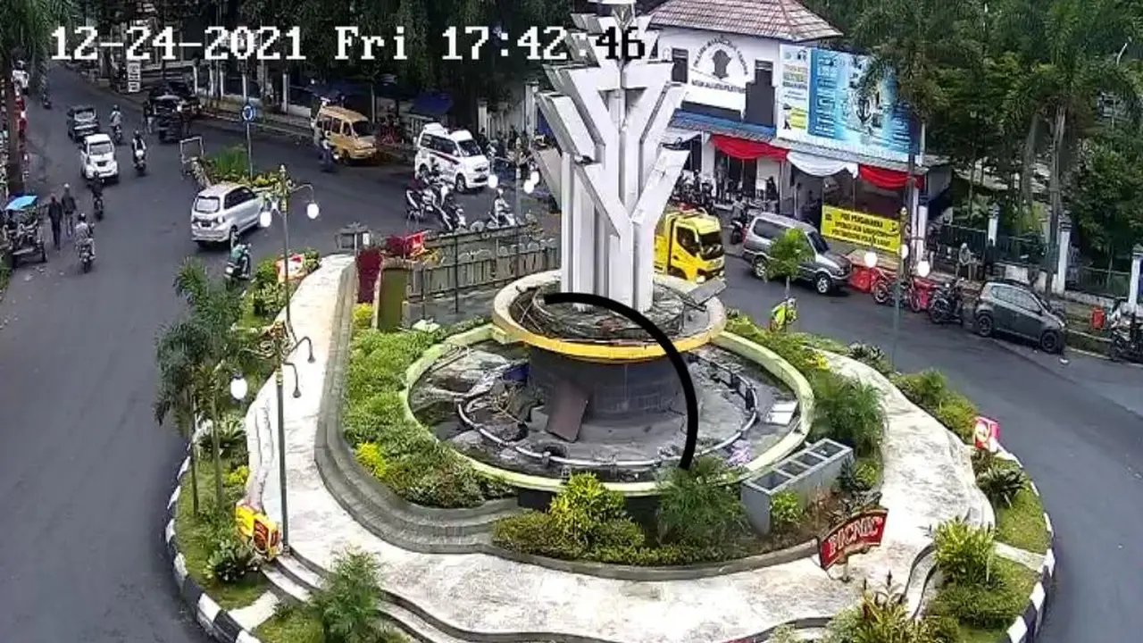 Salah satu fasilitas CCTV yang terpasang di daerah Alun-alun Kecamatan Tarogong Kidul sebagai salah satu pintu masuk ke wilayah Garut.