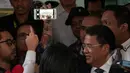 Syahrini meminta kepada seorang lelaki untuk memfoto dirinya melalui ponsel miliknya saat di Bareskrim, Jakarta, Senin (2/3/2015). Ia diperiksa terkait kasus Ketua KPK nonaktif Abraham Samad dan Feriyani Lim. (Liputan6.com/Yoppy Renato)