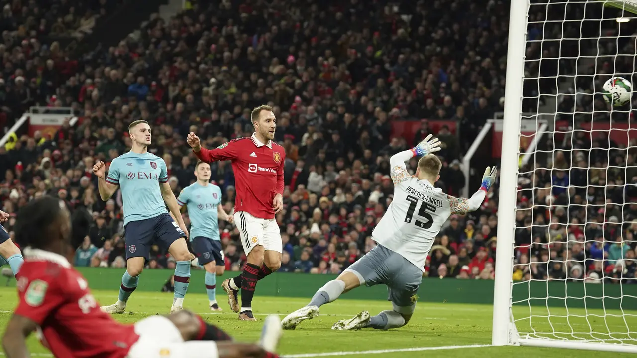 Gelandang MU Christian Eriksen menjebol gawang Burnley di Piala Liga Inggris atau Carabao Cup 2022/2023