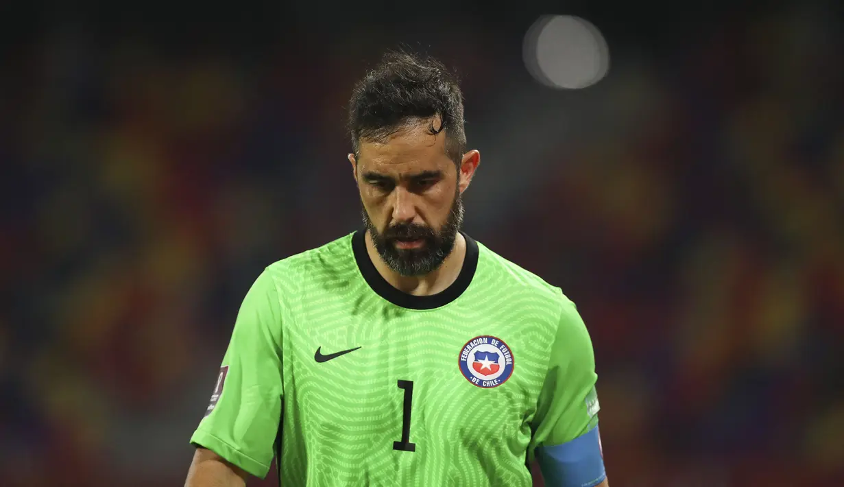 Claudio Bravo harus absen dari Piala Dunia 2022 setelah Chile finis di urutan ketujuh pada babak kulifikasi zona Conmebol (Amerika Selatan) lalu. Padahal, edisi ini diperkirakan merupakan penampilan terakhirnya di Piala Dunia mengingat umurnya yang telah menginjak 33 tahun. Bravo tercatat merupakan salah satu kiper terbaik dari Amerika Selatan. Ia pernah membawa Chile juara Copa America sebanyak dua kali. Selain itu, di level klub, ia juga pernah membela klub top Eropa seperti Barcelona dan Manchester CIty. (AFP/Agustin Marcarian)