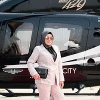 Potret Aurel Hermansyah Berpose di depan Helikopter, credit: Vanilla Hijab