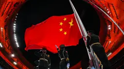 Bendera nasional Tiongkok dikibarkan selama upacara pembukaan Olimpiade Musim Dingin Beijing 2022, di Stadion Nasional, yang dikenal sebagai Stadion Bird's Nest, di Beijing, pada 4 Februari 2022. (AFP/Lillian Suwanrumpha)