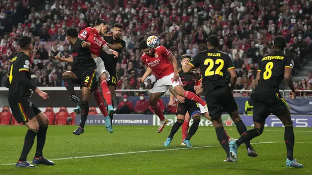 Foto: Roller Coaster Haller di Laga Imbang Benfica Kontra Ajax Amsterdam, Cetak Gol Bunuh Diri Sekaligus Jadi Top Skor Liga Champions