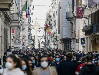 Orang-orang memadati jalan pusat perbelanjaan Via del Corso menyusul pembatasan COVID-19 yang dilonggarkan di Roma, Italia, Sabtu (6/2/2021). Italia melonggarkan pembatasan dan karantina di beberapa wilayah yang telah berlangsung sejak sebelum Natal tahun lalu. (Cecilia Fabiano/LaPresse via AP)