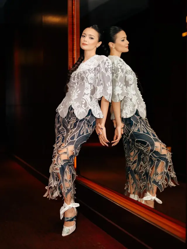 Potret Amanda Rawles Pakai Blouse Brokat dan Rok Batik saat Gala Premiere Film Siapa Dia