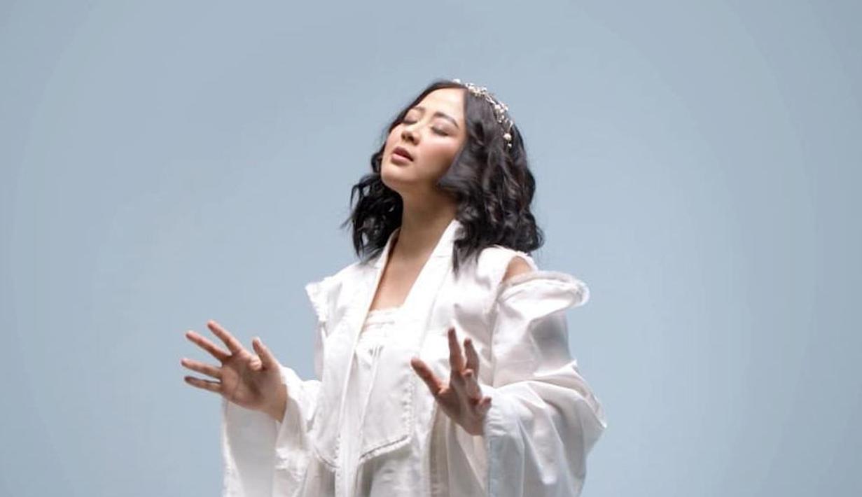 FOTO: Gaya Astrid Sartiasari dengan Busana Putih, Anggun dan Simpel