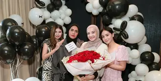 Pada perayaan tersebut, Zaskia Sungkar terlihat memukau dengan mengenakan tunik berwarna nude yang dipadukan dengan pashmina nude pink.  [@zaskiasungkar15].