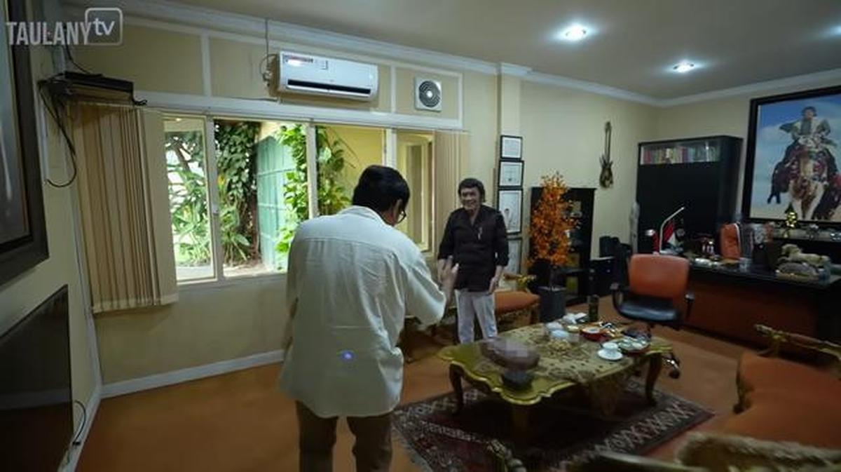 5 Potret Ruang Tamu Rhoma Irama, Interior Klasik Mewah dengan Ukiran Emas
