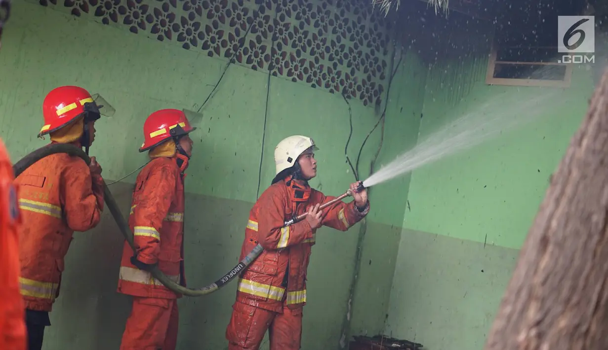 Petugas berusaha memamkan api yang membakar area kantin kampus Institut Ilmu Sosial dan Ilmu Politik (IISIP), Jakarta, Sabtu (24/8/2019). Api diduga berasal dari hubungan pendek arus listrik. (Liputan6.com/Immanuel Antonius)