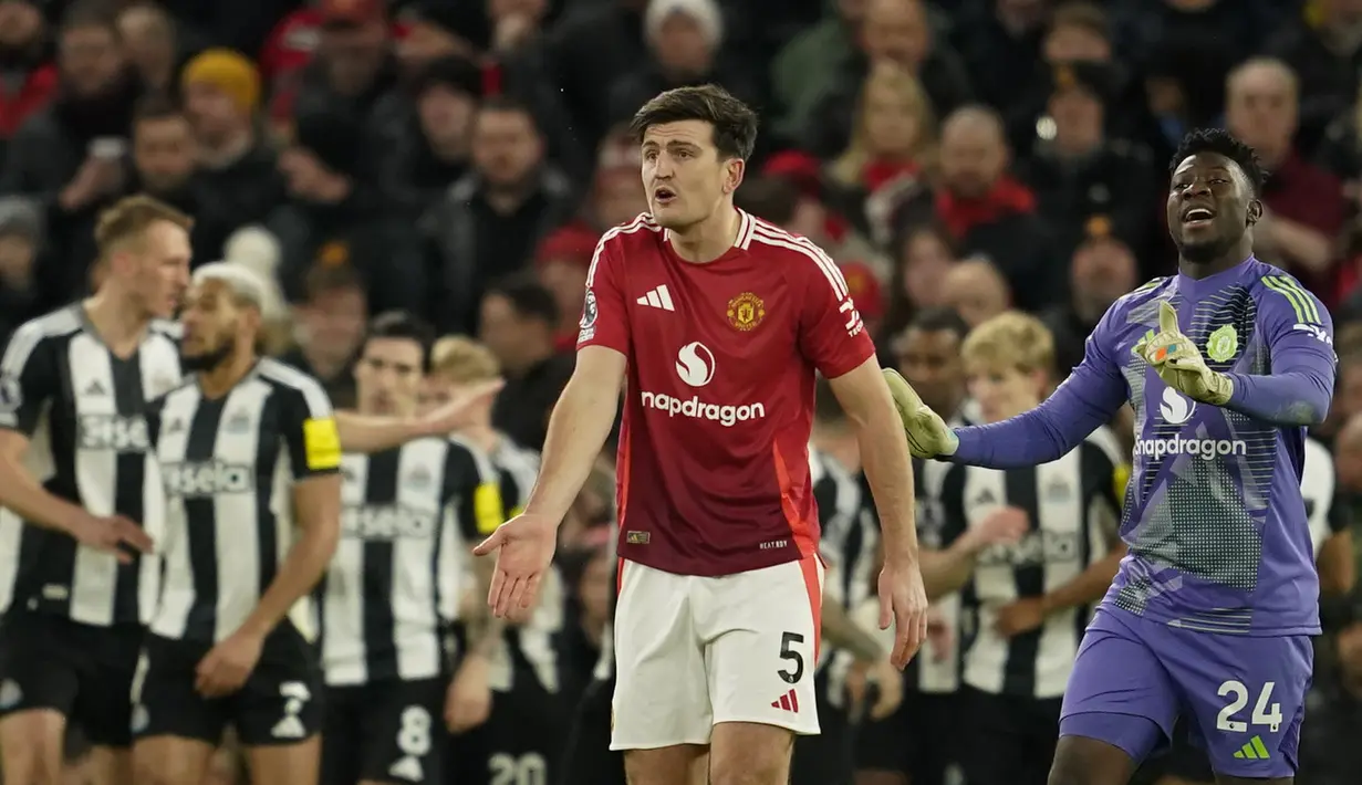 Pemain Manchester United, Harry Maguire berkomunikasi dengan rekan setimnya saat kebobolan dari Newcastle pada laga lanjutan Liga Inggris 2024/2025 yang berlangsung di Old Trafford, Manchester, Inggris, Selasa (31/12/2024) WIB. (AP Photo/Dave Thompson)