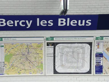Sebuah gambar menunjukkan stasiun metro Bercy berubah nama menjadi "Bercy les Bleus", permainan kata untuk berterima kasih, di Paris, Senin (16/7). Hal itu dilakukan untuk merayakan kesuksesan timnas Prancis menjadi juara Piala Dunia. (AFP/Bertrand GUAY)