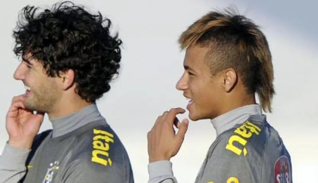 Duo penyerang Timnas Brasil Neymar (kanan) dan Alexandre Pato sedang berlatih pada 27 Juni di Campana, Argentina, dalam persiapan jelang Copa America. AFP PHOTO/Juan Mabromata
