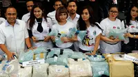 Sejumlah artis Ibukota mengikuti rilis barang bukti narkoba di Mapolda Metro Jaya, Jakarta, Rabu (7/10). 47 kg shabu dan 520 ribu butir ekstasy berhasil diamankan dari 4 orang tersangka. (Liputan6.com/Yoppy Renato)