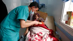 Seorang wanita yang diduga terinfeksi kolera menerima perawatan di sebuah rumah sakit di Sanaa, Yaman (15/5). Koordinator kemanusiaan PBB di Yaman mengatakan wabah kolera menewaskan 115 orang selama dua minggu terakhir. (AFP Photo/Mohammed Huwais)