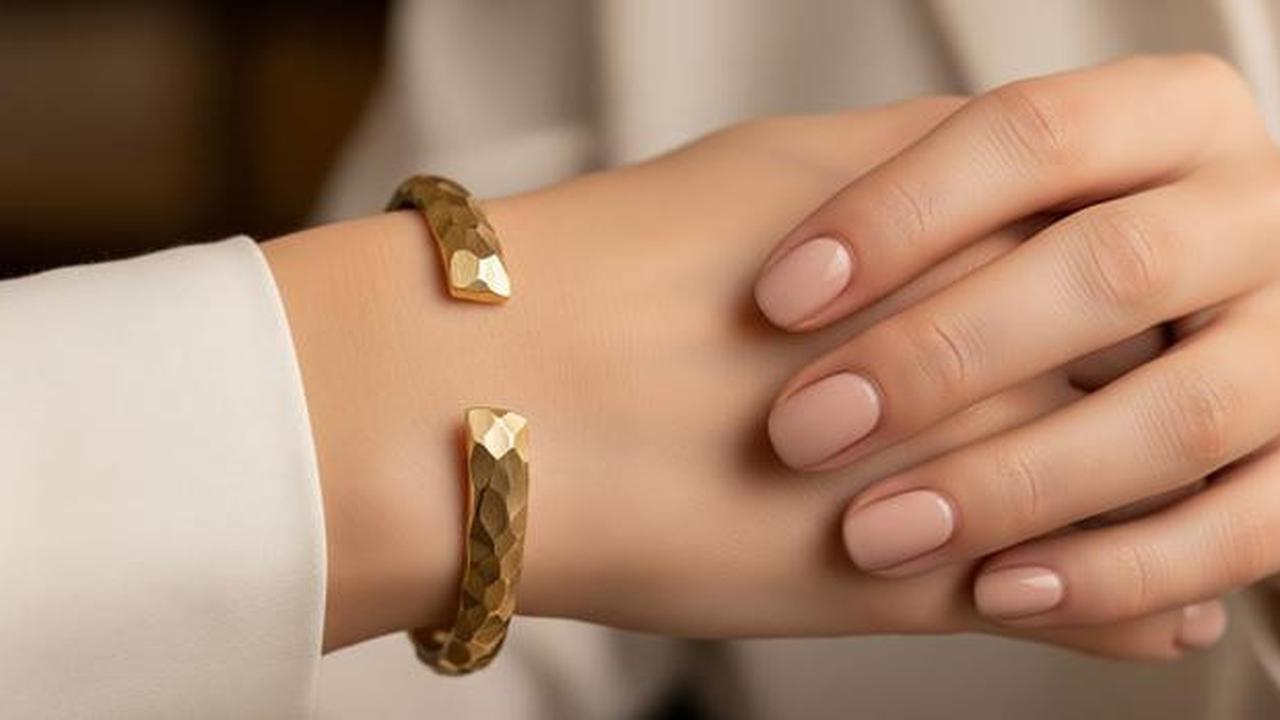 8 Model Gelang Emas Cuff Sculptural Desain Abstrak 2025, Elegan untuk Penampilan Wanita