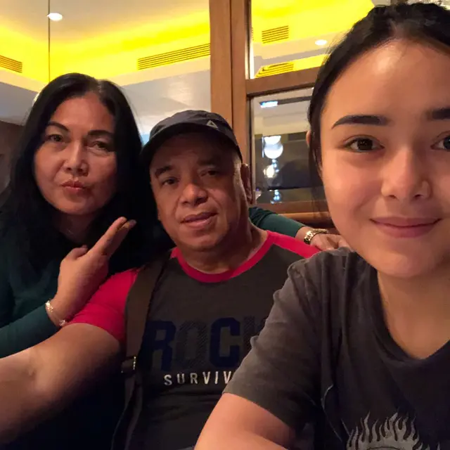 7 Potret Amanda Manopo Bersama Kedua Orang Tuanya yang Jarang Tersorot