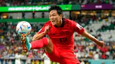 Pemain Korea Selatan Kim Young-gwon meraih bola saat melawan Ghana pada pertandingan sepak bola Grup H Piala Dunia 2022 di Stadion Education City, Al Rayyan, Qatar, 28 November 2022. Ghana mengalahkan Korea Selatan dengan skor 3-2. (AP Photo/Julio Cortez)