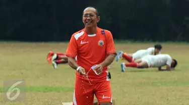 Pelatih Persija, Bambang Nurdiansyah tersenyum usai sesi latihan di NYTC PSSI, Sawangan, Depok, Sabtu (31/10/2015). Bambang Nurdiansyah menggantikan Rahmad Darmawan memimpin Persija di turnamen Piala Jenderal Sudirman. (Liputan6.com/Helmi Fithriansyah)  