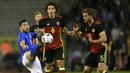 Penyerang Italia, Graziano Pelle berusaha mengontrol bola saat laga melawan Belgia di Stadion King Baudouin, Belgia,Sabtu (13/11/2015). (AFP Photo/John Thys)