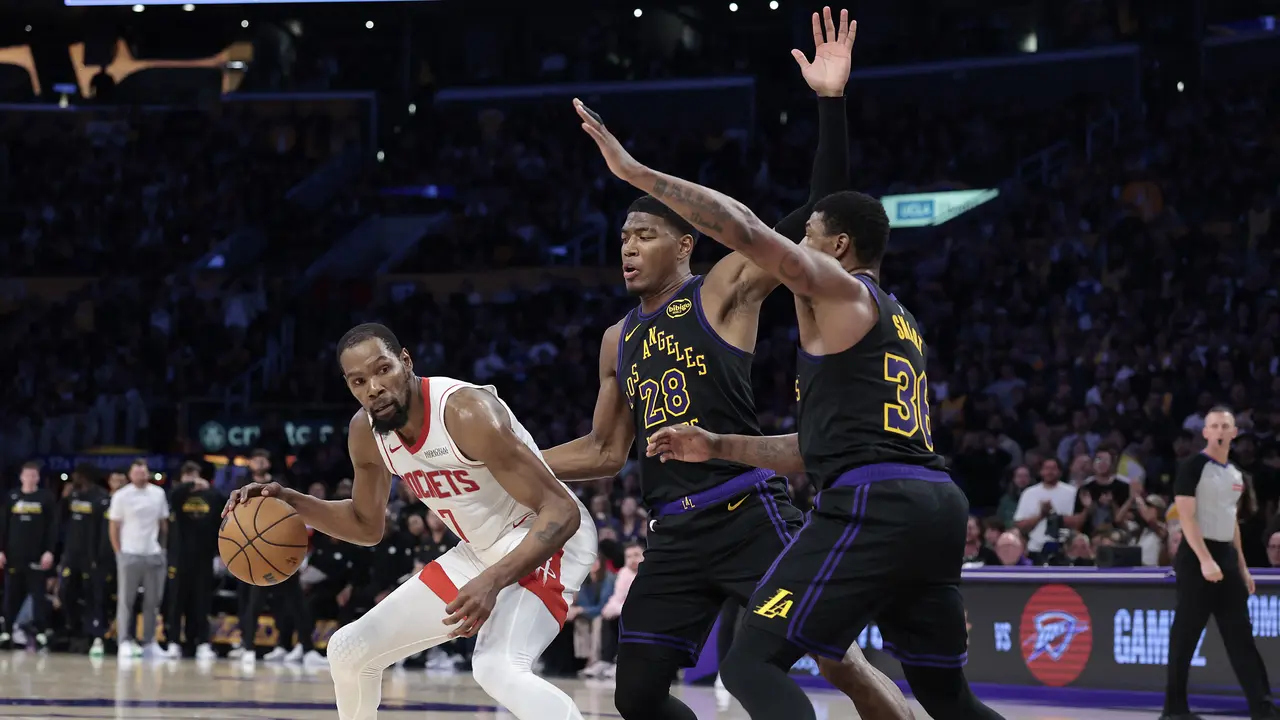 Pemain Rockets Kevin Durant dijaga ketat pemain Lakers di playoff NBA game 2