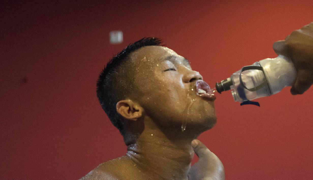 Berdasarkan evaluasi pada pertarungan kontra Maxwell, Daud merasa masih kurang aktif dalam melancarkan pukulan-pukulan. (Bola.com/Vitalis Yogi Trisna)