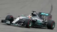 Pebalap Mercedes, Lewis Hamilton, menjadi kampiun GP Rusia setelah finis tercepat pada balapan di Sirkuit Sochi, Minggu (11/10/2015)
