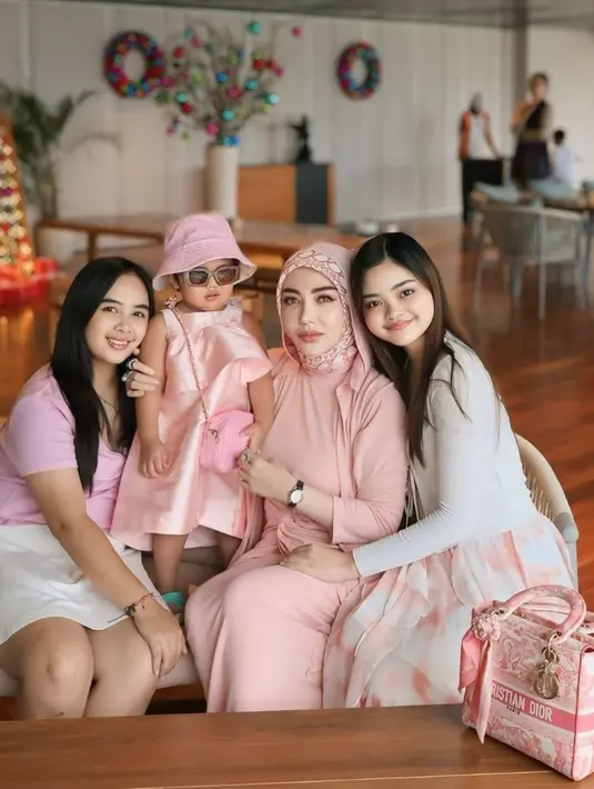 Seiring waktu, hubungan Bella dengan dua putri sambungnya mulai membaik. Putri Audea dan Putri Sentika yang kini beranjak dewasa sudah menerima Bella dengan terbuka. Momen ini terlihat ketika mereka liburan bersama di Alila Resort, Seminyak, Bali. (Liputan6.com/IG/@bellashofie_rigan)