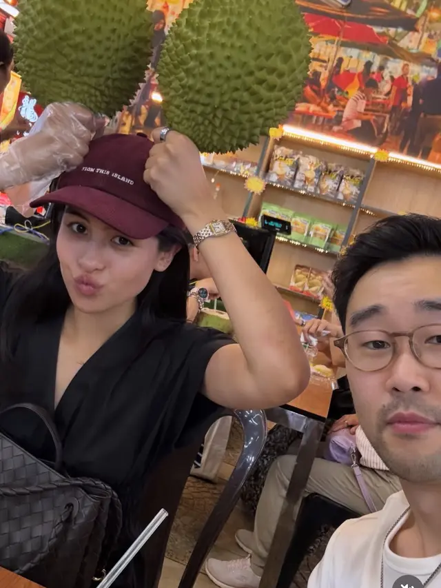 Maudy Ayunda saat di Malaysia makan duren bersama suami pakai baju serba hitam. [@jessechoi_]
