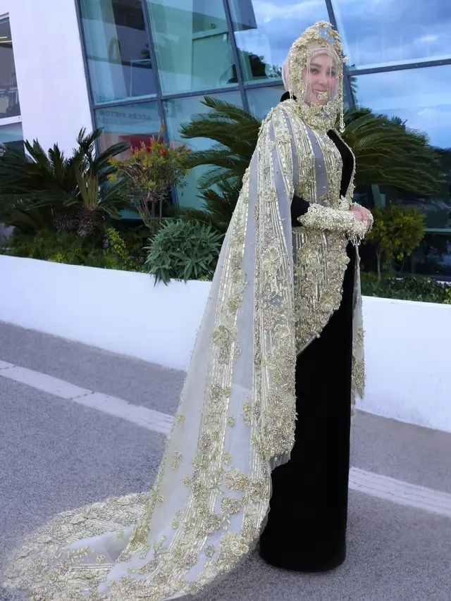 Menilik Detail Outer dan Veil Emas yang Dipakai Syahrini di Hari ke-2 Festival Film Cannes