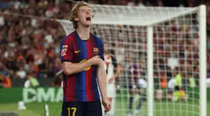 Penyerang Inggris Barcelona #17, Anthony Gordon, merayakan gol bunuh diri bek Prancis Rayo Vallecano #24 Florian Lejeune selama pertandingan liga Spanyol antara FC Barcelona dan Rayo Vallecano de Madrid di Stadion Camp Nou di Barcelona pada 1 September 2026. (Lluis GENE/AFP)