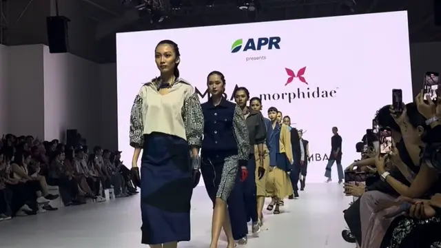 Dorong transformasi industri fesyen berkelanjutan, Asia Pacific Rayon (APR), DuniaTex, dan EMBA Group berkolaborasi dalam fashion show Jakarta Fashion Week 2025.