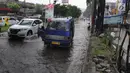Sebuah angkot mogok usai melintasi banjir di Jalan Cinere Raya (depan Mall Cinere), Depok, Jawa Barat, Minggu (31/3). Banjir menyebabkan kemacetan panjang di ruas jalan yang menghubungkan Lebak Bulus-Depok. (merdeka.com/Arie Basuki)