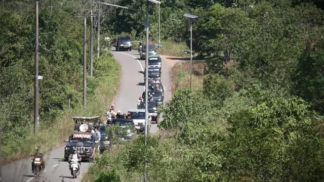 Warga Rempang usai melakukan prosesi tabur bunga di Jembatan IV Barelang, Batam, mengenang satu tahun tragedi aksi penolakan atas penggusuran paksa warga Rempang. (Foto: Liputan6.com/Ajang Nurdin)