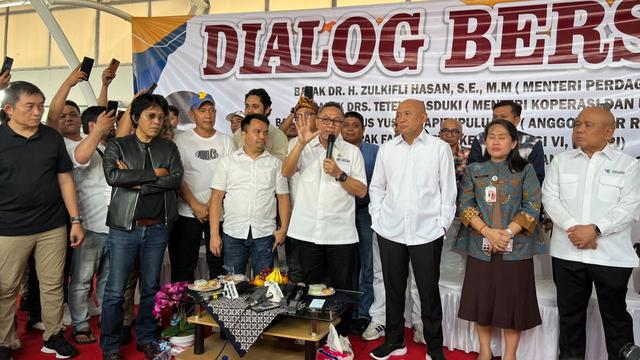 Menteri Perdagangan (Mendag) Zulkifli Hasan, Menteri Koperasi dan UMKM Teten Masduki dan Politikus PDIP Adian Napitupulu.