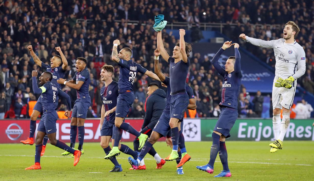 Selebrasi para Pemain PSG setelah mengalahkan Barcelona 4-0 pada babak 16 besar Liga Champions  di Parc des Princes stadium, Paris, (14/2/2017).(AP/Francois Mori)
