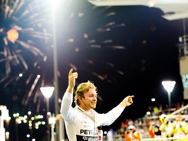 Nico Rosberg menjadi juara F1 GP Abu Dhabi yang berlangsung di Sirkuit Yas Marina, Abu Dhabi, UEA, Minggu (29/11/2015). (EPA/Srdjan Suki)