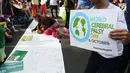 Masyarakat membubuhkan tanda tangan pada Peringatan Hari Cerebral Palsy Sedunia di area Car Free Day, Bundaran HI, Jakarta, Minggu (8/10). Kegiatan tersebut untuk menggalang kepedulian bagi penyandang Cerebral Palsy. (Liputan6.com/Angga Yuniar)