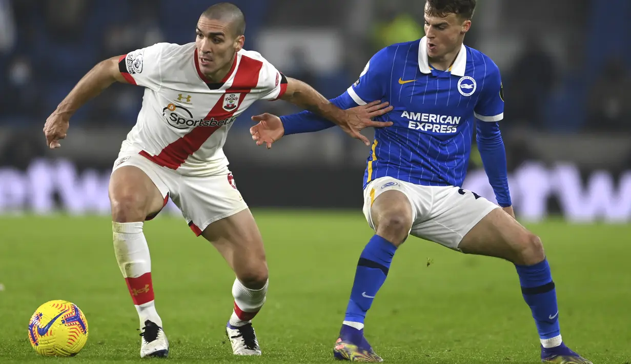 Gelandang Southampton, Oriol Romeu (kiri) mengontrol bola dari kawalan gelandang Brighton & Hove Albion, Solly March pada pertandingan lanjutan Liga Inggris di Stadion Falmer, Brighton, Inggris, Selasa (8/12/2020). Southampton Menang Tipis atas Brighton 2-1. (Mike Hewitt / Pool Via AP)
