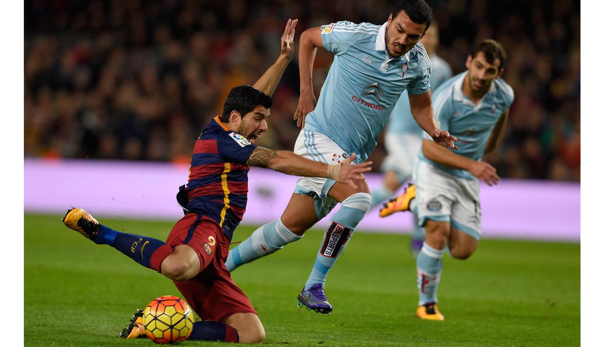 Pemain Barcelona,  Luis Suarez (kiri) berebut bola dengan pemain Celta Vigo, Gustavo Cabral pada lanjutan La Liga Spanyol di Stadion Camp Nou; Barceloa; Senin (15/2/2016) dini hari WIB. Barcelona menang 6-1. (AFP/Lluis Gene)