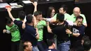 Anggota parlemen dari Partai Progresif Demokratik (DPP) terlibat bentrok dengan Kuomintang (KMT) saat melakukan protes di Parlemen di Taipei (20/4). (AFP Photo/Sam Yeh)