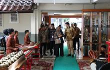Kunjungan Yang Mulia Anggota Parlemen Australia, Tim Watts ke SMP Labschool Kebayoran