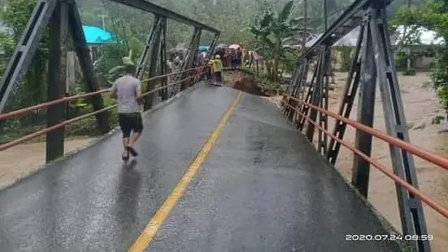 Banjir bandang terjang Bolsel, Gorontalo, seorang kades hilang terseret arus sungai. (Foto: Liputan6.com/Arfandi Ibrahim)