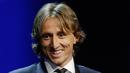 Gelandang Real Madrid asal Kroasia, Luka Modric tersenyum saat menerima piala gelandang terbaik di The Grimaldi Forum di Monaco, (30/8). Modric mengalahkan Cristiano Ronaldo dan Mohamed Salah. (AP Photo/Claude Paris)